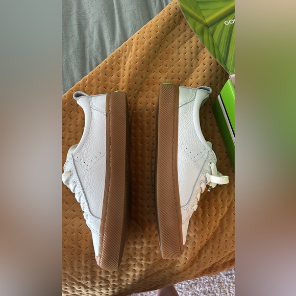 Cariuma white sneakers women sz 8 - Picture 2 of 2